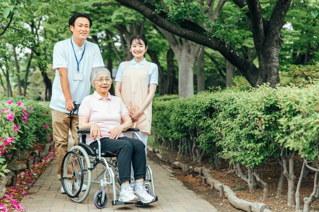 施設のスタッフが入居者の体調について説明する様子