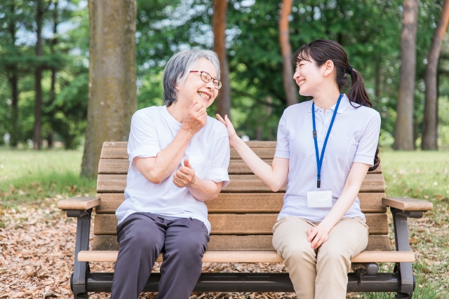 スタッフと入居者様が笑顔で会話している様子