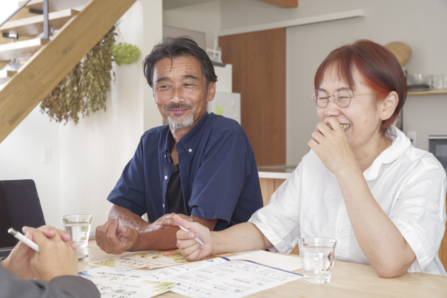 入居相談で施設スタッフと話す様子