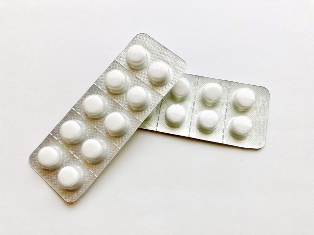 お薬を準備するスタッフの手元のイメージ